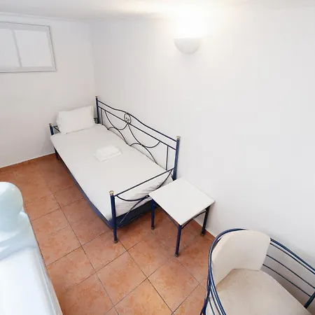 Отель Kastro Тира